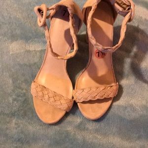 Breaded strap hills.